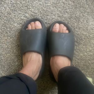 DIRTY YEEZY SLIDES